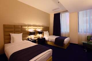 Отель North Avenue Hotel Ереван Двухместный номер Делюкс с 1 кроватью или 2 отдельными кроватями и видом на улицу-1